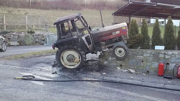 Der Traktor war auch noch gegen eine Steinmauer geprallt
