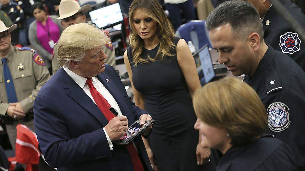 Donald Trump mit Ehefrau Melania und Einsatzkräften in El Paso