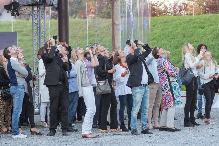 100 Gäste aus Wirtschaft, Kultur und Kunst waren Zeuge der Ankunft von "Spirit", des Botschafters von Freundschaft und Vertrauen ...