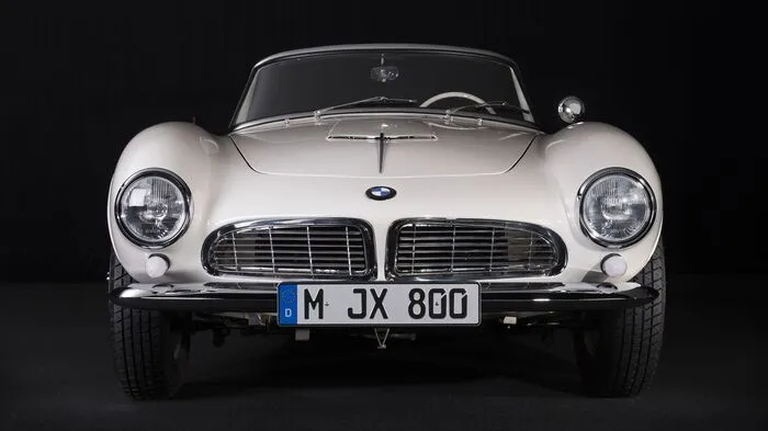 Er ist wieder zurück auf der großen Bühne: BMWs Klassiker-Sparte hat den 507er von Elvis Presley nach fast zweijähriger Restauration in seinen Originalzustand zurückversetzt und stellt den Roadster am 21. August im Rahmen des Concours d’Elegance im kalifornischen Pebble Beach erstmals der Öffentlichkeit vor.