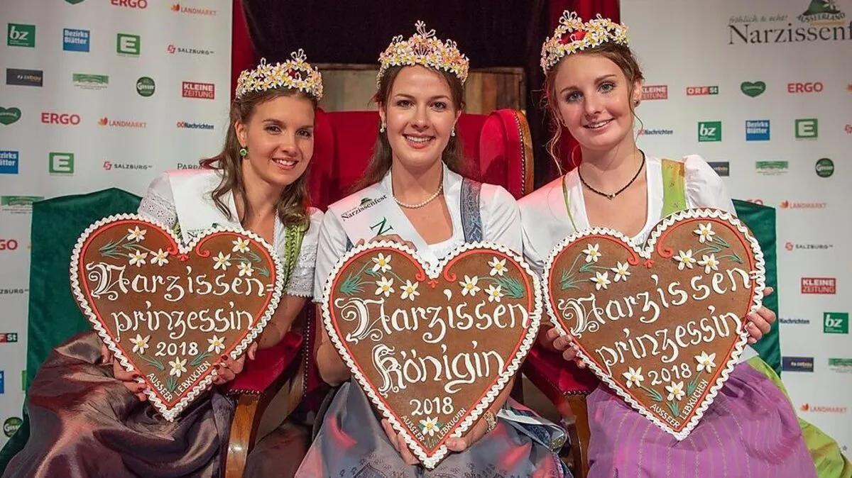 Narzissenkönigin Silvia Mair (Mitte) mit ihren Prinzessinnen Tina Zinhobl (links) und Cornelia Huber