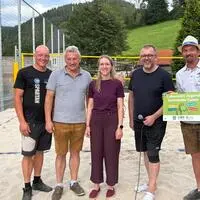 Gemeindekassier Florian Ritter, Bürgermeister Erwin Gruber, Bianca Lamprecht von der Regionalentwicklung Oststeiermark, Gemeinderat und Moderator beim Turnier Hannes Willingshofer sowie Vizebürgermeister und Projektleiter Robert Stelzer