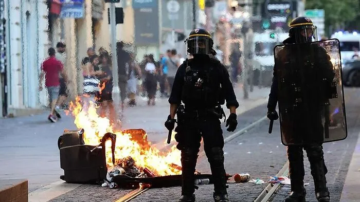 Zwei französische Polizisten in Marseille (Symbolbild)