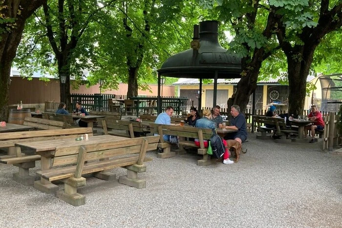 Gasthof Annenhof, Rennsteiner Straße 11, 9500 Villach Wer kennt ihn nicht, den Traditionsbetrieb in der Rennsteinerstraße 11? Bereits seit 1907 verwöhnt der Annenhof mit leckeren Speisen und dem hauseigenen Bier Annenbräu. Die Laubbäume inmitten des Gartens tragen zum Urlaubsambiente bei.