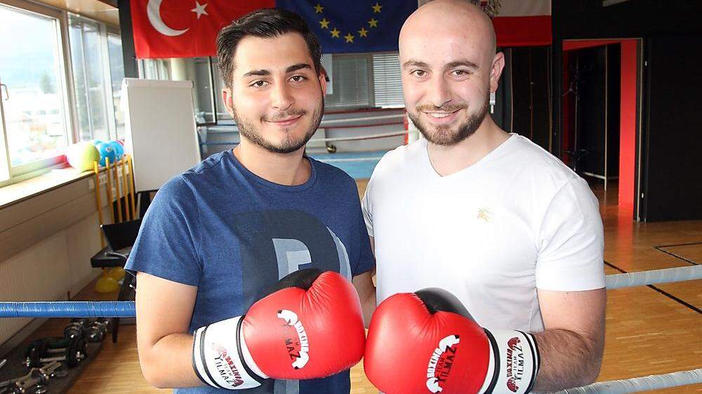 Emin Yilmaz (links) und Ali Zararsiz in Emins Boxstudio in Villach, wo er auch Kinder unterrichtet