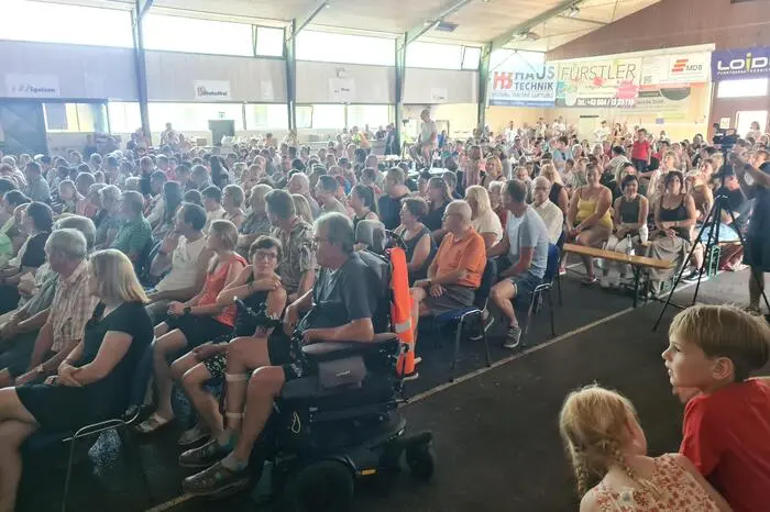Die Freizeithalle St. Magdalena war fast bis auf den letzten Platz gefüllt.
