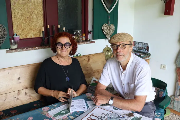 Christa und Werner Sonnleitner stöbern durch alte Programmhefte vom Verein "Kulturmarkt Hartmannsdorf".