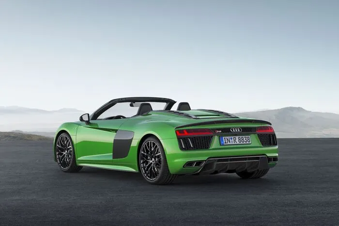 Um sich ein wenig von den herkömmlichen R8-Modellen abzusetzen, verfügt dieser Spyder über den exklusiven Farbton „Micrommatagrün“. Auf die serienmäßigen 19-Zoll-Aluminium-Schmiederäder ist eine Mischbereifung in der Kombination 245/35 vorn und 295/35 hinten montiert. Gegen Aufpreis gibt es noch einen 20-Zoll-Radsatz mit 245/30er und 305/30er Reifen.