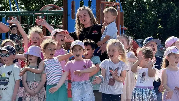 Mit einem Tag der offenen Tür und anschließendem Gartenfest feierten die 47 Kinder des Marte Meo Kindergartens Übersbach die Einweihung ihrer neuen Räumlichkeiten und einer riesengroßen Spielwiese