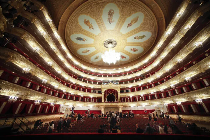 Das berühmte Theater in Moskau gilt als Geburtsstätte des russischen Balletts in der zweiten Hälfte des 19. Jahrhunderts. Zu verdanken ist das dem Choreografen Marius Petipa. 1877 wurde hier „Schwanensee“ von Peter Tschaikowsky uraufgeführt.