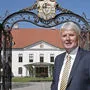 Gerhard Salzer vor der Bischöflichen Residenz: Seine Karriere begann bei Raiffeisen