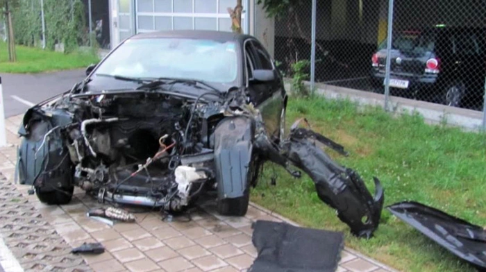 Der Unfall ereignete sich Sonntagfrüh. Ein BMW-Fahrer war um 4.20 Uhr in der Alten Post Straße in Graz unterwegs, als er mit überhöhter Geschwindigkeit auf der regennassen Fahrbahn ins Schleudern kam und gegen einen abgestellten Lkw prallte.