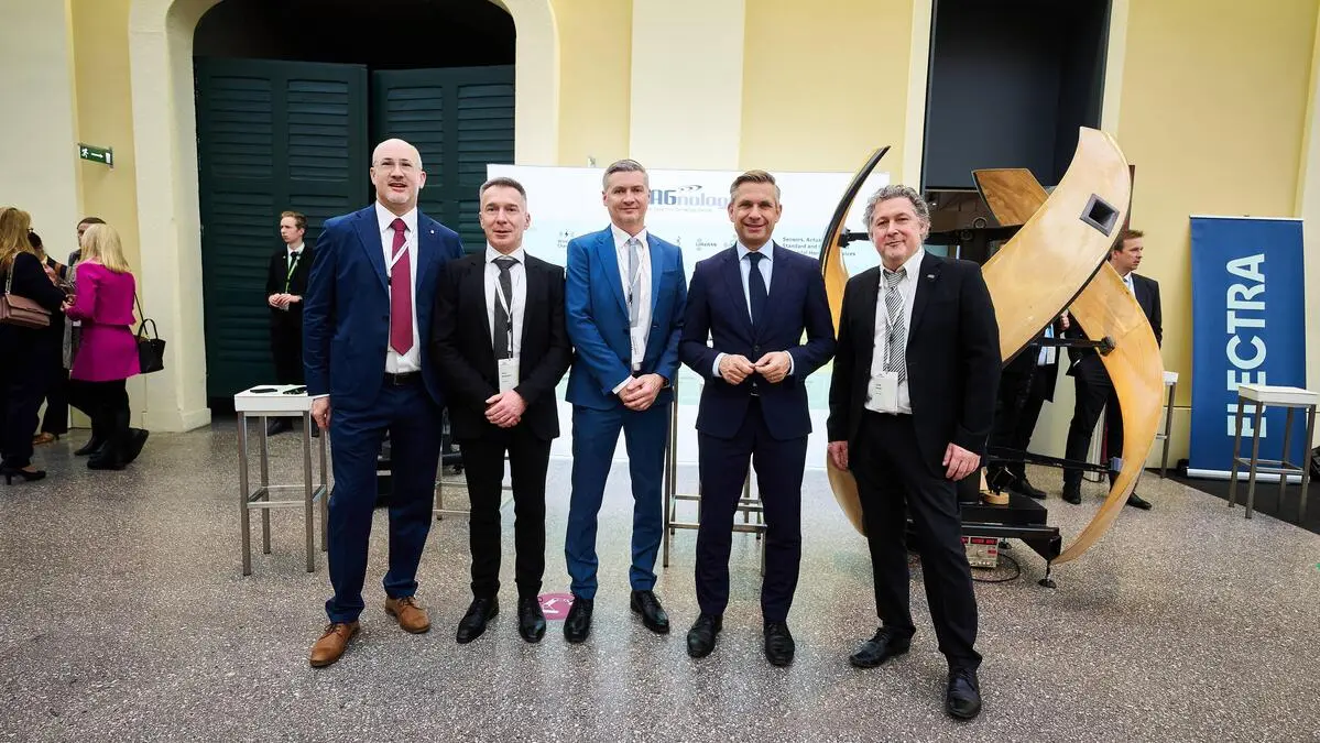 Vertreter der Unternehmen TAGnology und Stelecon mit Geschäftsführer Markus Schriebl und Bundesminister Wolfgang Hattmannsdorfer (3. und 4. von links)