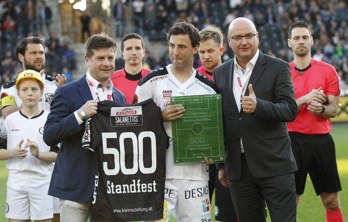 Standfest wurde 2017 für sein 500. Bundesligaspiel geehrt. Links WAC-Präsident Dietmar Riegler (links), rechts der damalige Bundesliga-Präsident Hans Rinner