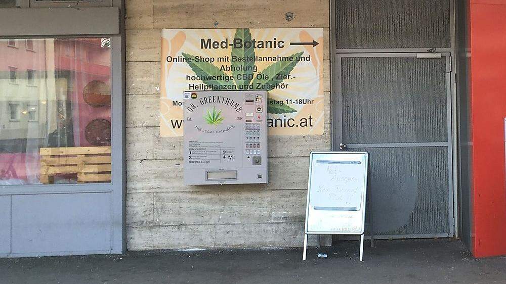 Der Cannabis-Automat wurde neben dem Sparmarkt in der Friedensiedlung installiert
