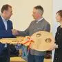 Christian Schön (li., Auris Immo Solutions) übergibt den symbolischen Schlüssel an Thomas Gogg und Evelyn Eckl-Harg (beide Althea)