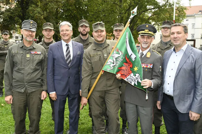 Erste Reihe: Bataillonskommandant Rudolf Kury, Peter Kaiser, Zugskommandant Werner Trattnig, Militärkommandant von Kärnten, Walter Gitschthaler,  und Vizebürgermeister Andreas Unterrieder
