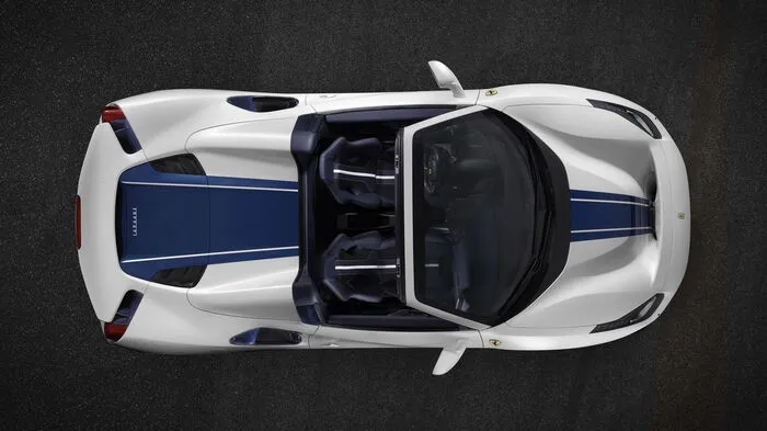 Der Ferrari 488 Pista Spider ist das fünfzigste offene Sportwagenmodell der Marke mit dem springenden Pferd im Logo. Und da lässt man sich in Maranello nicht lumpen: Mit seinem Leistungsgewicht von 1,92 kg pro PS setzt das Modell einen neuen Maßstab für Ferrari in punkto Spider-Performance.
