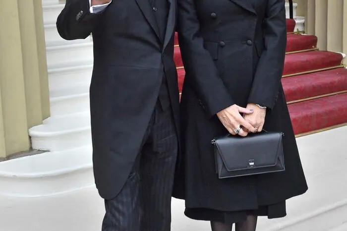Der 77-Jährige wurde am Dienstag im Londoner Buckingham Palace zum Ritter geschlagen, begleitet wurde er von seiner Frau Barbara Bach.