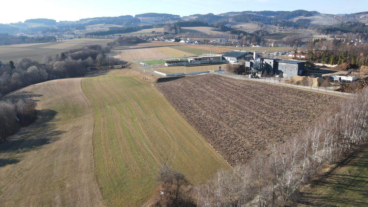 Auf dem Acker und Teilen der angrenzenden Wiese soll die PV-Anlage entstehen