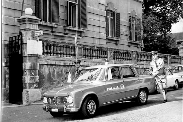 Alfa Giulia: Italiens ewiger Klassiker mit dem legendären Doppelnocker-Vierzylinder unter der Haube war nicht nur bei den Romeos der 1960er- und 1970er-Jahre erste Wahl. Auch die Carabinieri vertrauten auf die clevere Mischung aus kräftigem Antrieb, quicklebendiger Straßenlage und genügend Platz auf der Rücksitzbank, um entweder den Commissario zum Tatort oder die Mafiosi ins Gefängnis zu bringen. Die grüne Lackierung ist weit über die Landesgrenzen ­hinaus bekannt. Schließlich spielte die adrette Giulia im Dienstkleid in zahlreichen Polizeifilmen, den sogenannten Poliziotteschi, die automobile Hauptrolle.