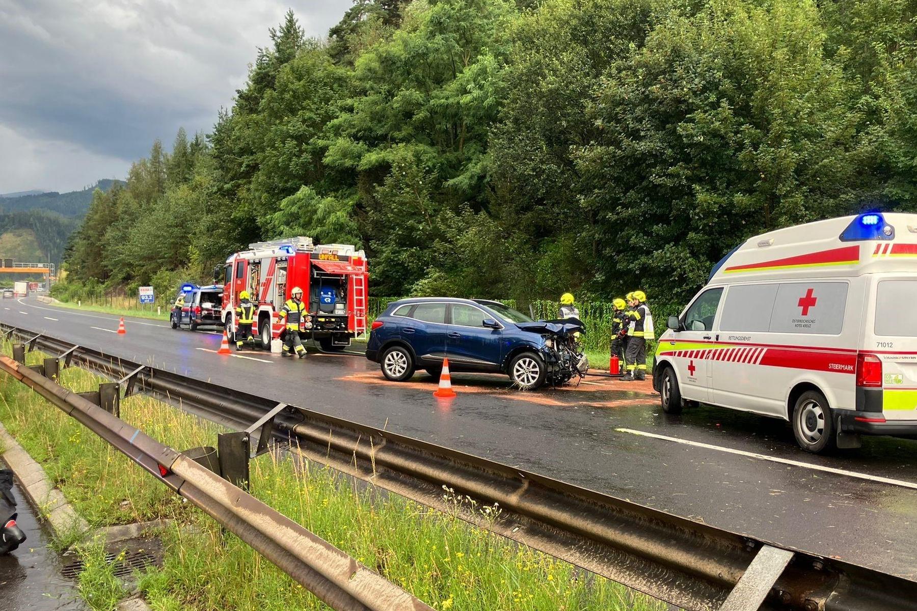 Fahrzeug prallte auf der A 9 gegen Mittelleitschiene