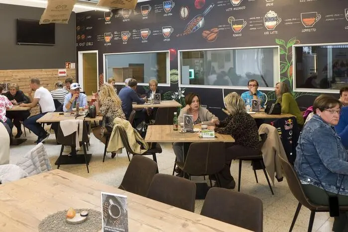 Bei einem Gewinnspiel konnten die Besucherinnen und Besucher eine Kaffeemaschine im Wert von 1349 Euro gewinnen.
