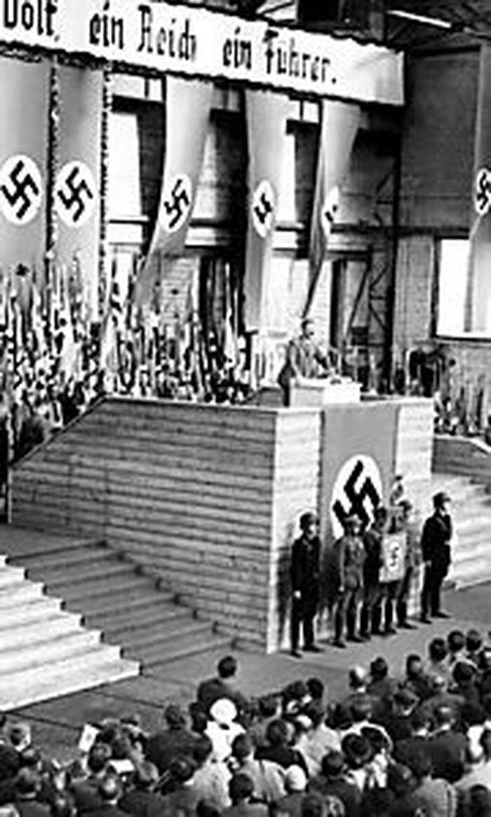 April 1938: Hitler bei seiner Ansprache in der Maschinenhalle der Weitzer Waggonfabrik 