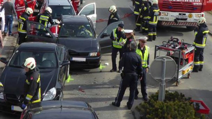 Sieben Rettungswagen des Roten Kreuzes und sieben Feuerwehrwagen rückten zu einem Unfall beim Kreisverkehr in Deutschlandsberg aus.