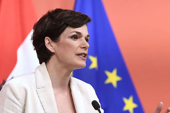 "Ganz Österreich wird gerade Zeuge, wie das türkise Kartenhaus in sich zusammenbricht." Prophetische Worte: SPÖ-Chefin Pamela Rendi-Wagner sieht die ÖVP nach der Hausdurchsuchung beim damaligen Finanzminister Gernot Blümel im Korruptionssumpf versinken.