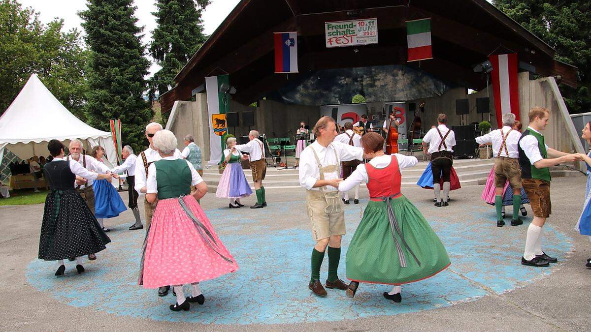 Tanz- und Musikgruppen aus der Steiermark, aus Slowenien und aus Italien traten beim Freundschaftsfest in Bärnbach auf