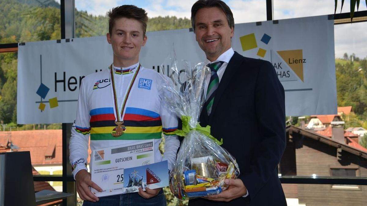 Junior Weltmeister Felix Gall mit Direktor Josef Pretis