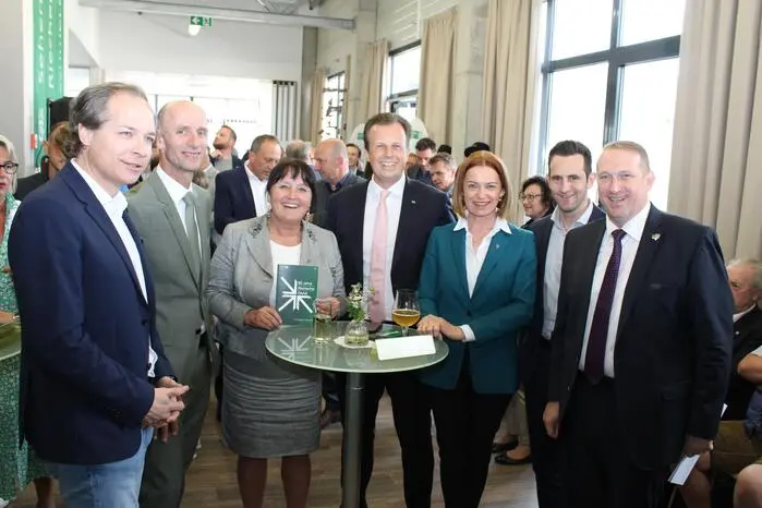 Mit von der illustren Partie waren 150 Festgäste, darunter Landeshauptmann-Stellvertreterin Manuela Khom, Landesräte Simone Schmiedtbauer und Karlheinz Kornhäusl, der steirische ÖVP-Klubobmann Lukas Schnitzer, EU-Abgeordneter Reinhold Lopatka, die Nationalratsabgeordneten Christoph Stark, Juliana Bogner Strauß und Agnes Totter und viele mehr.