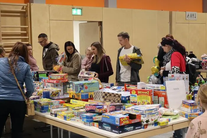An beiden Verkaufstagen nutzten zahlreiche Familien die Gelegenheit, gut erhaltene Kleidung, Spielsachen und weitere Artikel zu günstigen Preisen zu erwerben. Mehr als ein Drittel der angebotenen Waren fand neue Besitzer.