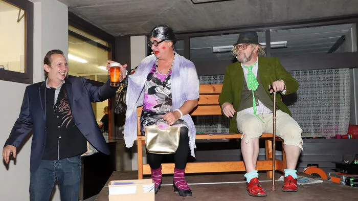 Der "Terassenbadwirt" Jürgen Regenfelder versogte die aus der ORF-Sendung "Narrisch Guat" bekannten Lachgaranten Andreas Fischer und Willie Wurzer mit Getränke am Foto von Links.