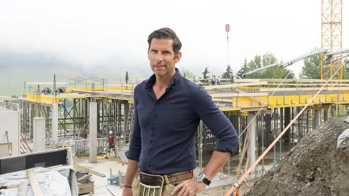 Chirurg Paul Himmelstoss (45) auf seiner Baustelle für sein „Alp 745“. Die Zahl 745 bezieht sich auf die Seehöhe des Grundstücks
