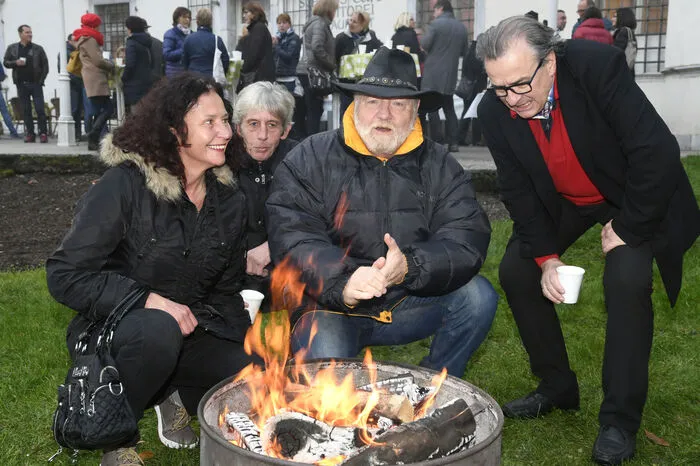 Ein begehrter Platz: Das offene Feuer vor dem Schloss Poria.
