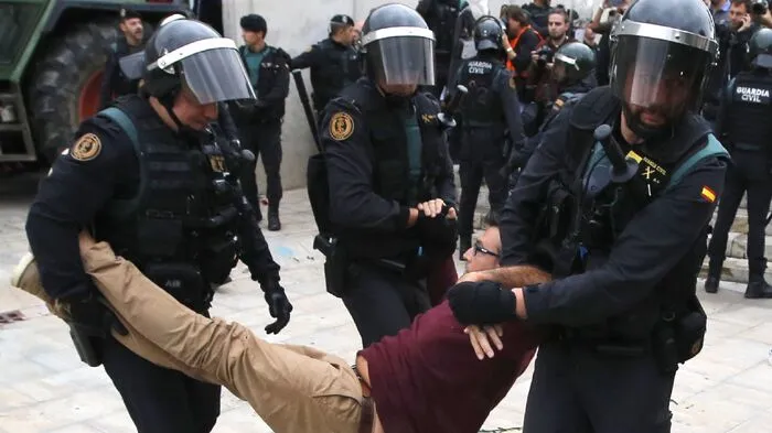 Polizei in schwerer Ausrüstung, die auf friedliche Bürger losgeht - so etwas sieht man in Europa heutzutage selten.