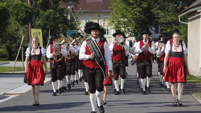 Neun Musikkapellen, 272 MusikerInnen und 27 Marketenderinnen marschierten im Gleichschritt.