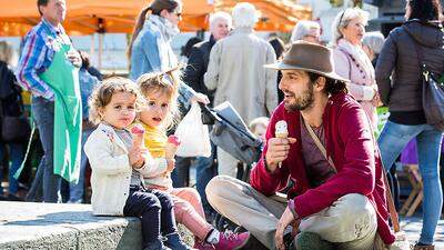 Biofest auf dem Neuen Platz - auch Flora, Olivia und ihrem Vater Michael schmeckt das