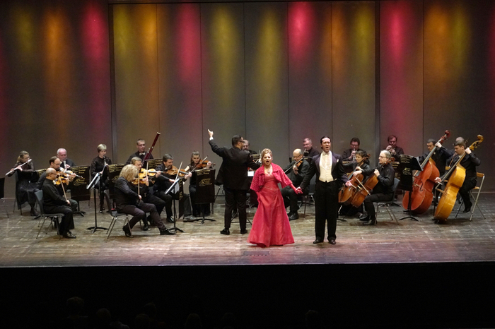 Das Metropolitan Orchester Bratislava brachte, unter der Leitung von László Gyükér, die schönsten Melodien auf die Bühne.