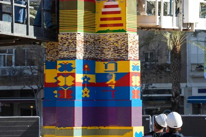Der bunte Turm besteht aus mehr als einer halben Million Legosteinen, die von Bürgern gespendet wurden - mit dem Projekt soll an den achtjährigen Omer Sayag erinnert werden, der 2014 an Krebs starb.