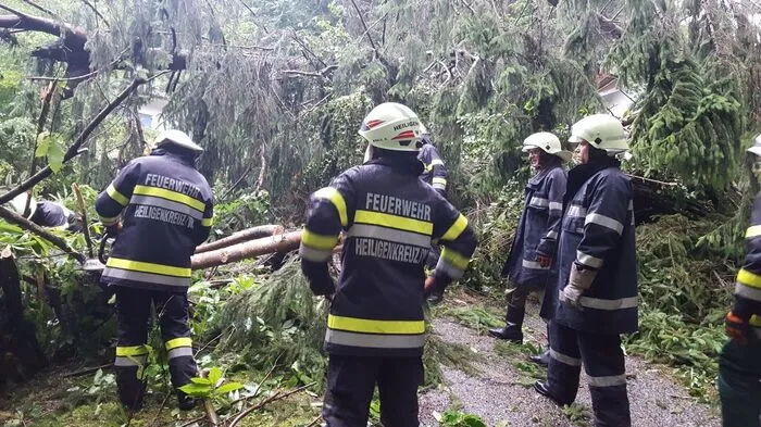 Kein Durchschnaufen für die Freiwilligen Feuerwehren: Auch am Sonntag zogen Unwetter durch die Süd- und Weststeiermark. Die Feuerwehrleute standen wieder im Großeinsatz.