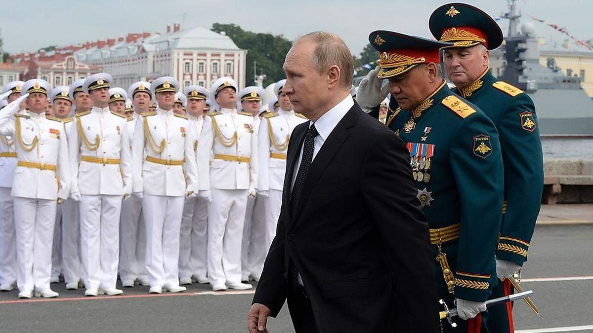 Putin bei der Parade in St. Petersburg