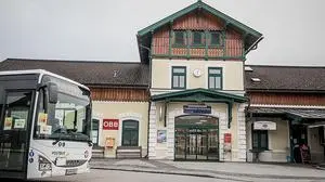 Der Bahnhof in Feldkirchen war vor allem zu Coronazeiten oft menschenleer. Die Öffis in Kärnten haben aber auch jetzt oft unter fehlenden Fahrgästen zu kämpfen (Archivfoto)