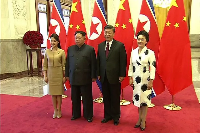 Chinas Staatschef Xi Jinping mit Gattin Peng Liyuan und Nordkoreas Staatschef Kim Jon-un mit Ehefrau Ri Sol Ju