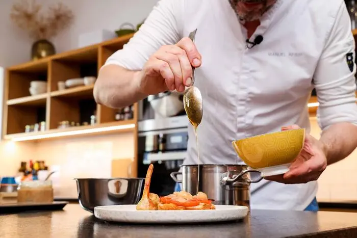 Das Gericht wird mit Honig abgeschmeckt.