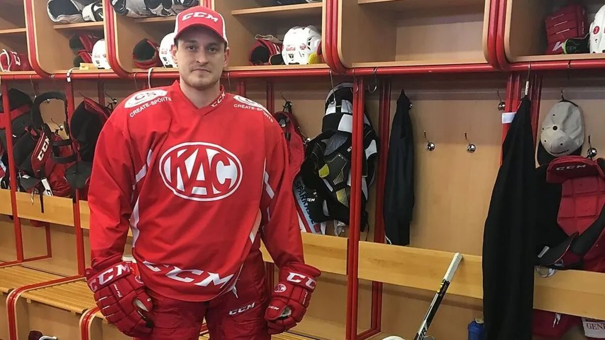 Nick St. Pierre sitzt in der KAC-Kabine zwischen Duller und Fischer. Der Neuzugang trainierte gestern mit dem Farmteam, ab heute mit der Kampfmannschaft 