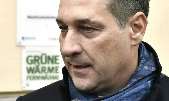 ABD0083_20161204 - WIEN - STERREICH: FP-Chef Heinz Christian Strache am Sonntag, 4. Dezember 2016, im Rahmen seiner Stimmabgabe anl. der Bundesprsidenten Stichwahl-Wiederholung in Wien. - FOTO: APA/HANS KLAUS TECHT