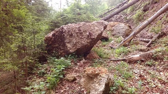 Tonnenschwere Felsbrocken liegen auf einem Güterweg